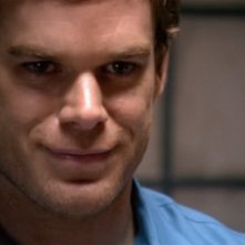 Un sorriso inquietante di Dexter, interpretato da Michael C. Hall nell'episodio 'I miei colleghi' della serie tv Dexter