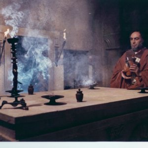 Una scenografia realizzata da Enzo De Camillis per La fanciulla che ride, diretto da Steno