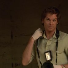 Dexter, interpretato da Michael C. Hall, mentre svolge le sue mansioni 'ufficiali' nell'episodio 'Dex, Lies & Videotape' della serie tv Dexter
