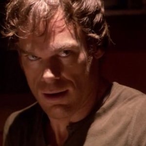 Dexter Morgan, nel cui ruolo troviamo Michael C. Hall, in una scena dell'episodio 'There's something about Harry' della serie tv Dexter
