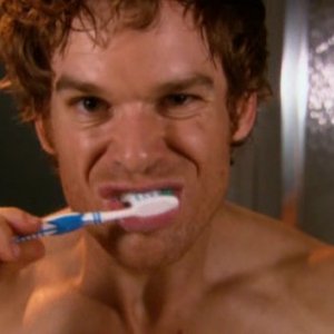 il serial killer Dexter Morgan interpretato da Michael C. Hall nella serie Dexter, episodio: The British Invasion