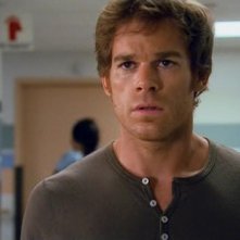 Michael C. Hall interpreta il ruolo di Dexter Morgan nella serie televisiva Dexter, episodio: Left turn ahead