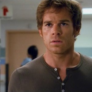 Michael C. Hall interpreta il ruolo di Dexter Morgan nella serie televisiva Dexter, episodio: Left turn ahead