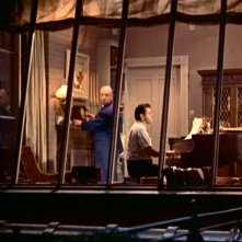 Alfred Hitchcock nella sua proverbiale apparizione in La finestra sul cortile