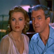 Grace Kelly e James Stewart osservano i dirimpettai in una scena di La finestra sul cortile