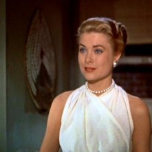 La spledida Grace Kelly in una scena di La finestra sul cortile