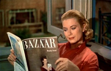 Grace Kelly legge in una scena de La finestra sul cortile