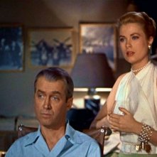 James Stewart e Grace Kelly in una scena de La finestra sul cortile