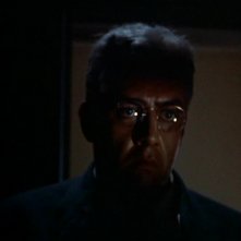 Uno spettrale primo piano di Raymond Burr in una scena de La finestra sul cortile