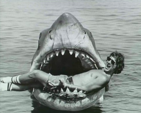 Un giovanissimo Steven Spielberg scherza sul set de Lo Squalo