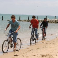 In bicicletta sulla riva in una scena di Summer Dreams