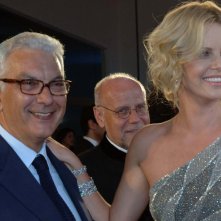 Venezia 2008: la splendida Charlize Theron accanto a Paolo Baratta. L'attrice sudafricana presenta The Burning Plain