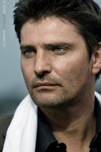 Un primo piano del fascinoso Lorenzo Flaherty