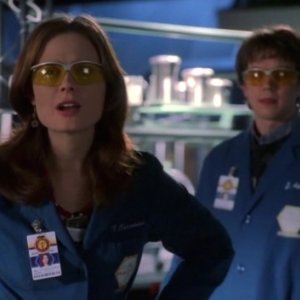 Emily Deschanel in un momento dell'episodio 'Senza speranza' della prima stagione di Bones