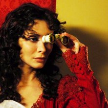 Isabella Orsini in una sequenza della fiction Il sangue e la rosa, in onda su Canale 5