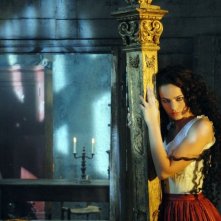 L'attrice Isabella Orsini in una sequenza della fiction di Canale 5 Il sangue e la rosa