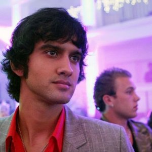 Michael Steger è Navid Shirazi in 90210, episodio 'We're not in Kansas anymore'
