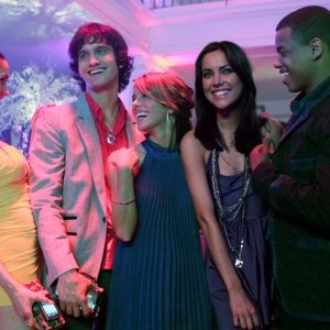 Michael Steger, Shenae Grimes, Jessica Stroup e Tristan Wilds in un momento del pilota della serie 90210
