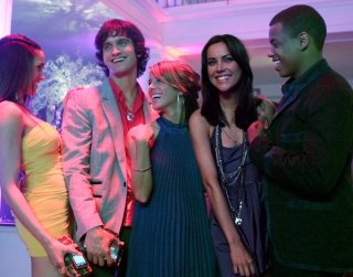 Michael Steger, Shenae Grimes, Jessica Stroup e Tristan Wilds in un momento del pilota della serie 90210