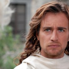 Mirko Petrini è il nobile Giulio Mancini nella miniserie Il sangue e la rosa