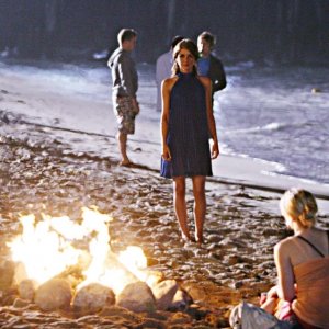 Un falò sulla spiaggia nel pilota della serie tv 90210