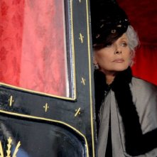 Virna Lisi è Lucrezia Sciarra in una sequenza della miniserie Il sangue e la rosa