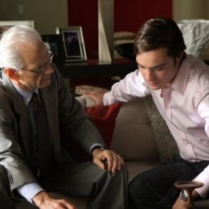 Ed Westwick insieme a un altro membro del cast nell'episodio 'Never been Marcused' della serie Gossip Girl