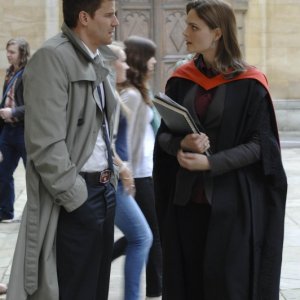 Emily Deschanel e David Boreanaz in una scena dell'episodio Yanks in the U.K. di Bones