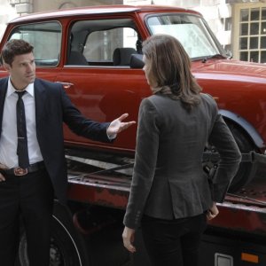 Emily Deschanel e David Boreanaz nell'episodio Yanks in the U.K. di Bones
