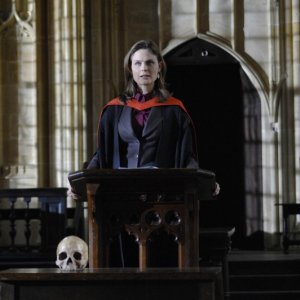 Emily Deschanel in una scena dell'episodio Yanks in the U.K. di Bones