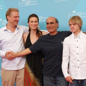 Il regista Amir Naderi con il cast del film Vegas: Based on a True Story a Venezia 65.