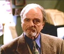 L'attore Harris Yulin durante una scena del serial Buffy l'ammazzavampiri (Stagione 5 - Episodio: Il controllo)