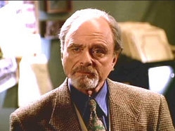 L'attore Harris Yulin durante una scena del serial Buffy l'ammazzavampiri (Stagione 5 - Episodio: Il controllo)