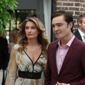 Mädchen Amick insieme a Ed Westwick nell'episodio 'Never Been Marcused' della serie Gossip Girl