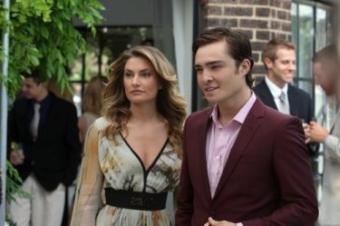 Mädchen Amick insieme a Ed Westwick nell'episodio 'Never Been Marcused' della serie Gossip Girl