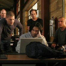 Una scena di gruppo dell'episodio Breaking and Entering di Prison Break