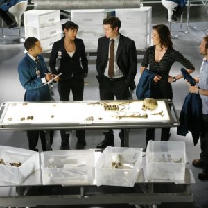 Una scena di gruppo dell'episodio Yanks in the U.K. di Bones