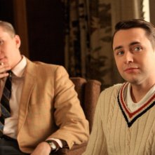 Aaron Staton e Vincent Kartheiser in una scena dell'episodio Three Sundays di Mad Men