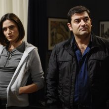 Anna Foglietta e Max Giusti in una scena di Distretto di Polizia 8