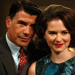 Bryan Batt e Sarah Drew in Flight 1, secondo episodio della seconda stagione di Mad Men