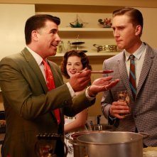 Bryan Batt, Sarah Drew ed Aaron Staton in una scena dell'episodio The Gold Violin di Mad Men