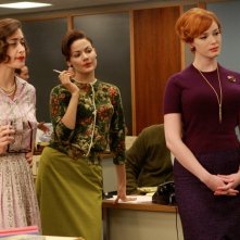 Christina Hendricks con altre attrici del cast di Mad Men in una scena dell'episodio Three Sundays