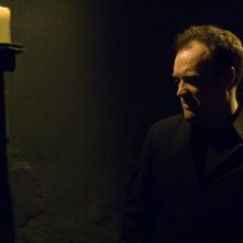 David Hewlett in una scena dell'episodio 'Outsiders' della serie Stargate Atlantis