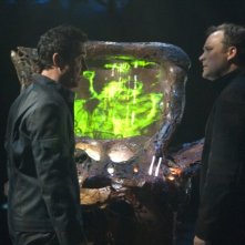 David Hewlett insieme a Paul McGillion in una scena dell'episodio 'Outsiders' della serie Stargate Atlantis
