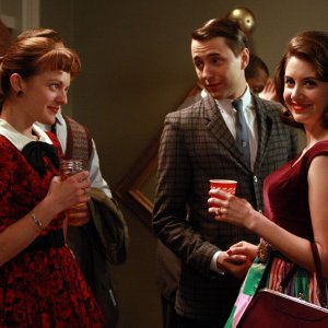 Elisabeth Moss, Vincent Kartheiser ed Alison Brie nell'episodio Flight 1 di Mad Men
