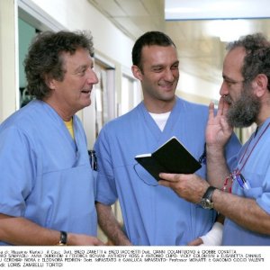 Enzo Iacchetti e Giobbe Covatta in una scena della serie Medici Miei