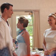 Gabriel Mann e January Jones in una scena di Maidenform di Mad Men