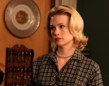 January Jones in una scena di For Those Who Think Young di Mad Men