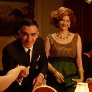 January Jones, Patrick Fischler e Melinda McGraw nell'episodio The Benefactor di Mad Men