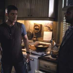 Jensen Ackles insieme a Charles Malik Whitfield nell'episodio 'Are You There, God? It's Me... Dean Winchester' della serie televisiva Supernatural